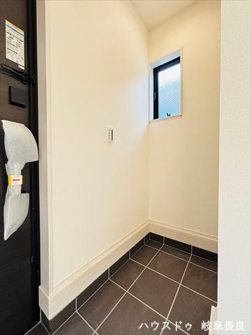 ≪シューズインクローゼット≫
靴を履いたまま出入りできる、SICです。靴以外にもベビーカーや外遊び用のおもちゃなどもしまって置けます。