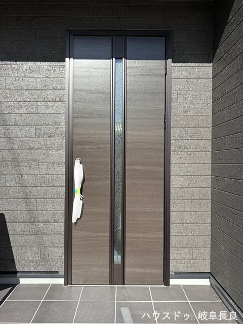 ≪外玄関≫
シックな玄関扉です。