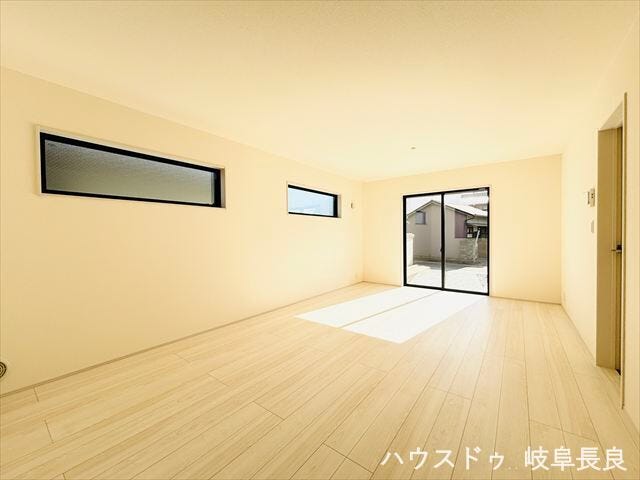 完成間近!2色のコントラストが美しいオシャレな外観です◎内覧できる日が楽しみですね!