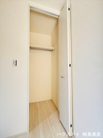 ≪玄関前≫
掃除機などの背の高いものや、お出かけ時に必要な日用品をまとめて保管できます。玄関周りを常にすっきり保てます。