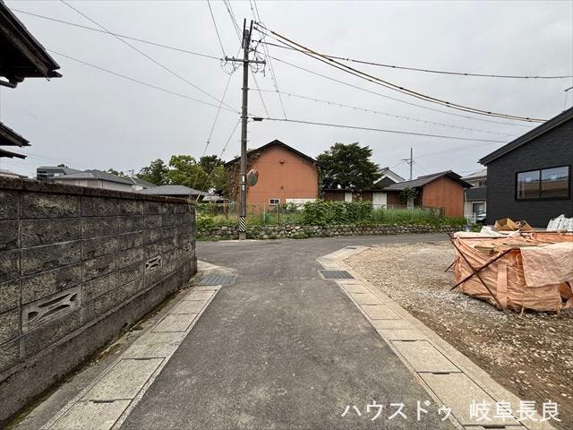 ≪南側西向き≫
幅員約4mの前面道路です。車がすれ違うには厳しい道幅ですが、車はスピードを抑えて走行するので、お子様にも安全な道幅となっています。