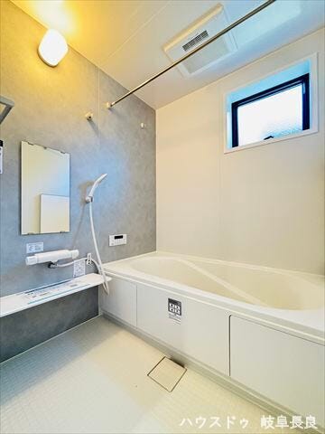 壁の色に変化をつけているので、明るさを保ちつつも落ち着いた印象の浴室です。広々としたバスタブは1日の疲れをリフレッシュ出来そうですね。