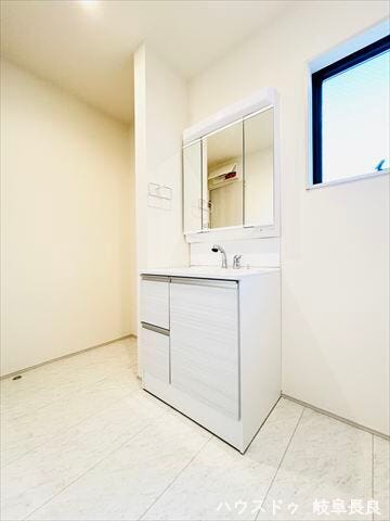 ゆとりのある洗面室。横にランドリーコーナーもゆったり。ドラム式洗濯機も置ける余裕があります。