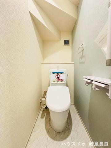 ≪1F≫
一部の壁に施されたアクセントクロスが、空間に個性を添えています。おしゃれな空間で気持ちよく使えます。