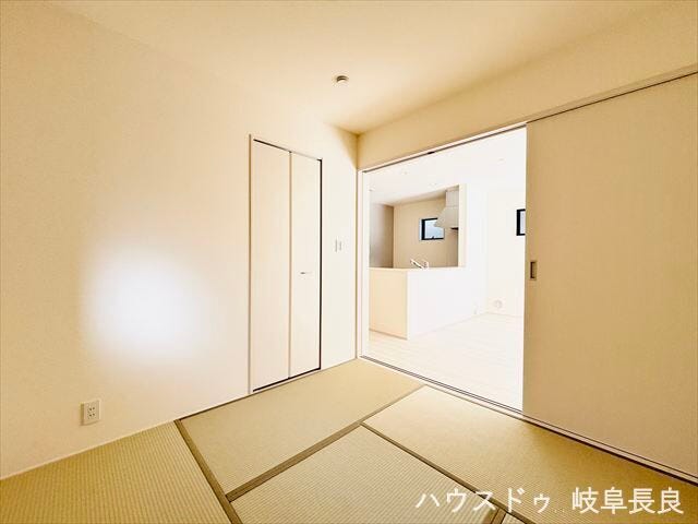 畳のある暮らしが楽しめる和室。リビングとつながる落ち着いた空間です。ちょっと横になったり、洗濯物をたたんだり。あると嬉しい多目的な和室です。