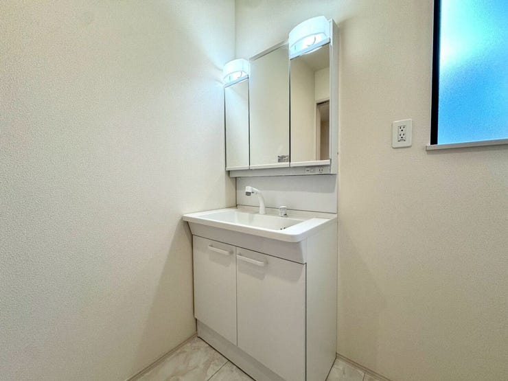 【Washroom】毎朝の準備がスムーズに。広めの洗面台と収納が使いやすい洗面所です。