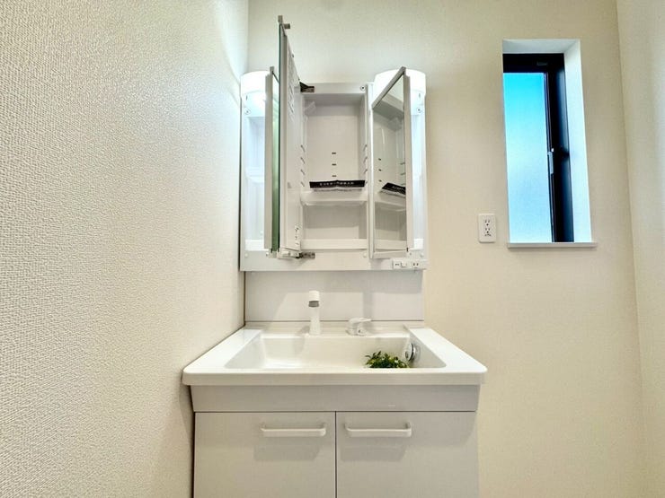 【Washroom】すっきりとしたデザインで、毎日の生活が快適に。収納も豊富な洗面所です。