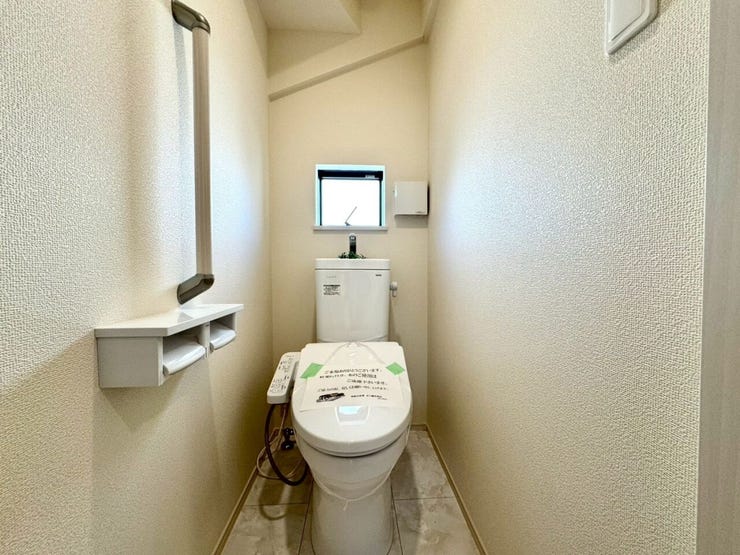 【Toilet】清潔感があり、落ち着いたデザインのトイレ。家族みんなが快適に使えます。
