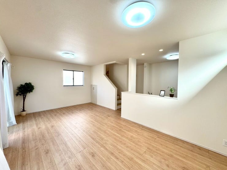 【Living】明るく開放的なリビング。リビングイン階段で家族の行き来が自然と増える空間です。