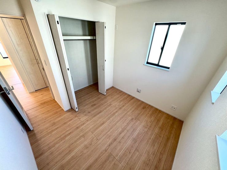 【Bedroom】クローゼット完備で収納力◎。家具の配置もしやすい機能的な洋室です。