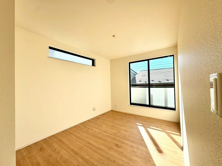 【Bedroom】明るく風通しの良い洋室。新築ならではの清潔感も魅力です。