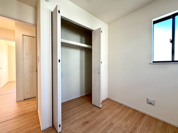 【Bedroom】洋室にクローゼットを完備。使い勝手がよく、毎日の片付けもラクになります。