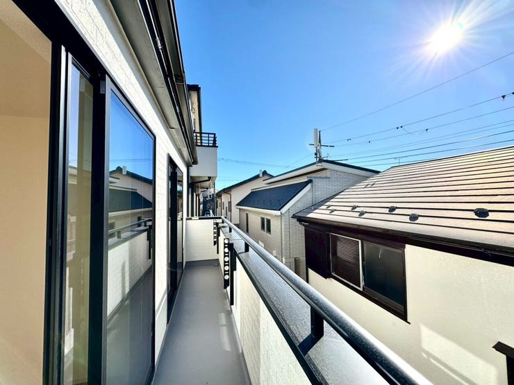 【Balcony】日当たりの良いバルコニーはお洗濯物がしっかり乾きやすく、毎日の家事にも重宝します。