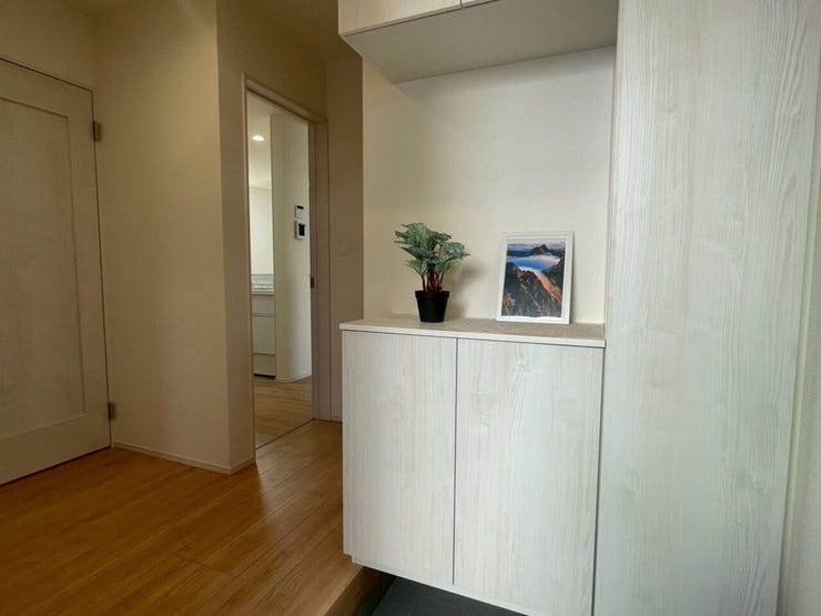 【Entrance】シューズボックス完備の玄関で、靴や小物もスッキリ収納できます。