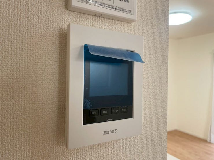 【Facilities】来訪者を確認できるモニター付きインターホンで、防犯面も安心です。