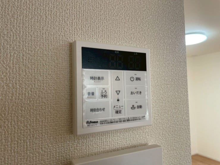 【Facilities】お湯の温度調整がラクな給湯器リモコン付き。追い焚き操作も簡単です。