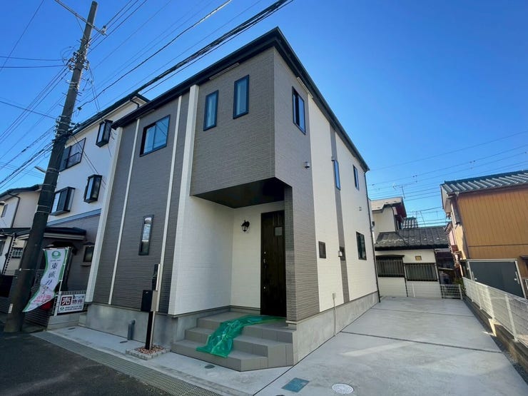 【Exterior】落ち着いたカラーの外観が魅力。モダンで洗練された印象の戸建てです。