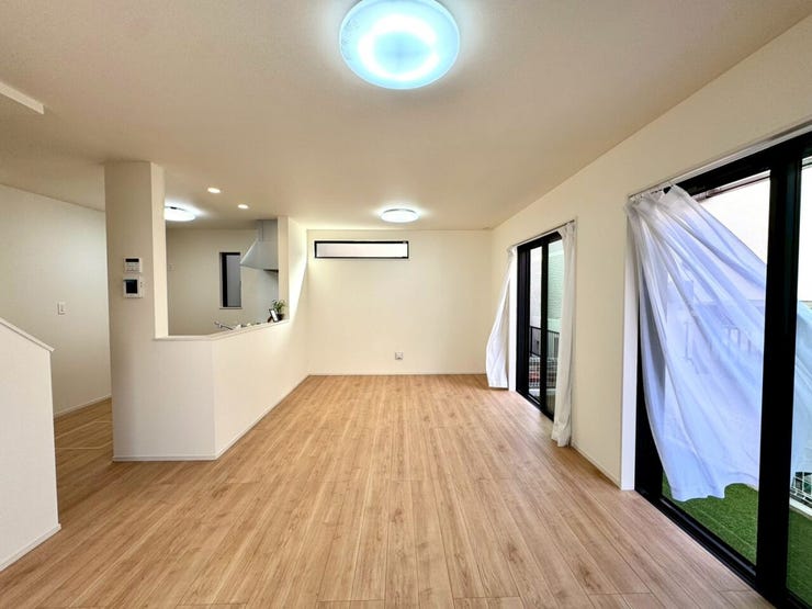 【Living】広さと明るさにこだわったリビング。家族とのコミュニケーションが弾む空間です。