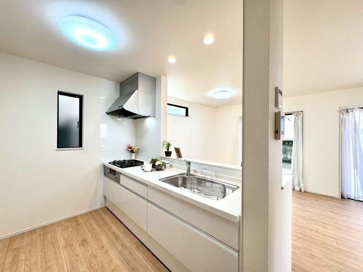 【kitchen】効率よく使える広々キッチン。収納力も高く、料理の時間がスムーズに。