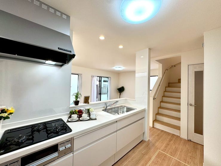 【kitchen】広めのキッチンは料理のしやすさを追求した設計。収納も豊富で作業がしやすい空間です。