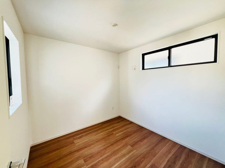 明るい陽光が差し込む洋室は、お子様のお部屋や勉強部屋にも最適。