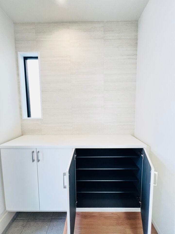 家族全員の靴が収まる大型のシューズボックス。玄関はいつもスッキリ。