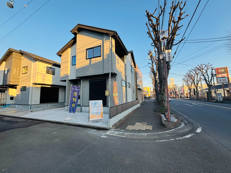 2方向が道路に面した角地につき、圧迫感がなく、陽当り・通風ともに良好です。