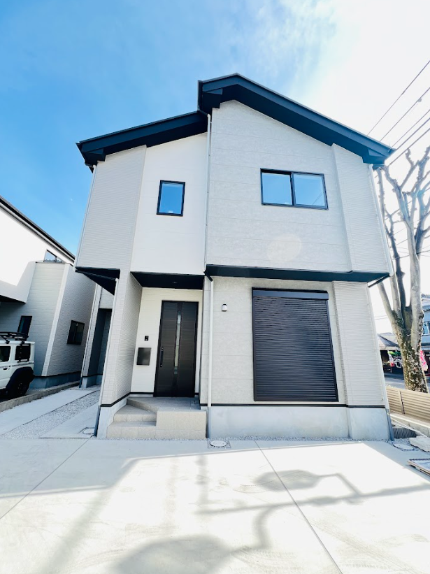 【外観】
2方向が道路に面した開放的な角地。採光・通風に優れ、プライバシーも保ちやすい立地です。