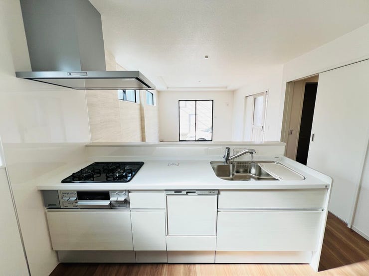 毎日のお料理が楽しくなる、スタイリッシュなデザインのシステムキッチン。