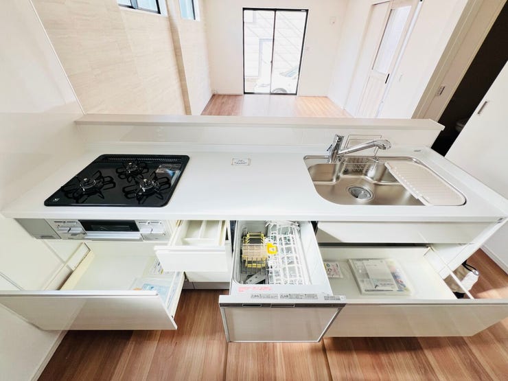 足元までたっぷり入るスライド収納。大型の鍋も出し入れ楽々です。