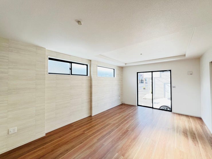 大きな窓から光が差し込む、家族が集まる開放的な空間です。