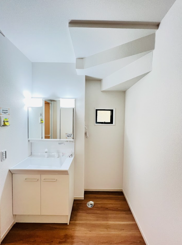 角度を自由に変えられる三面鏡。鏡の裏はすべて収納スペースになっています。