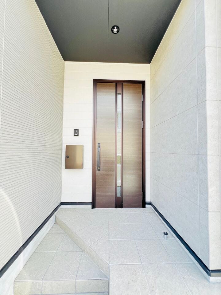 明るく広々とした玄関が、大切なお客様を優しく迎えます。