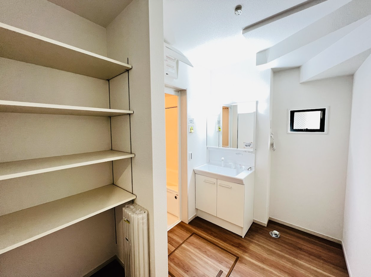 洗面室内にリネン庫を完備。タオルやパジャマを機能的に収納できます。