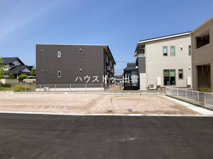 【外観】
約52坪の土地です。現地の写真です。分譲地近くには公園があり、お子様の外遊びに利用できます。毎日顔を合わせる公園ではコミュニティが作りやすく、子育て世帯も暮らしやすい環境です。