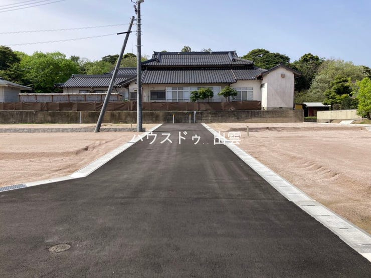 幅員約5mの私道に面しているため、カースペースからの車の出入りがスムーズにできます。朝の忙しい時間も安心です。