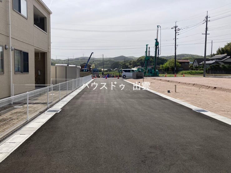 別方向から見た私道の写真です。まっすぐ道を進んで公道に出れるので車の運転がしやすくスムーズですので安心です。