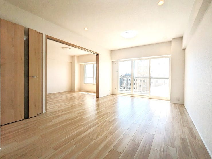 【リビングダイニング】
リビングダイニングにはバルコニーからの陽ざしが入り明るい朝を迎えることができます(^^♪