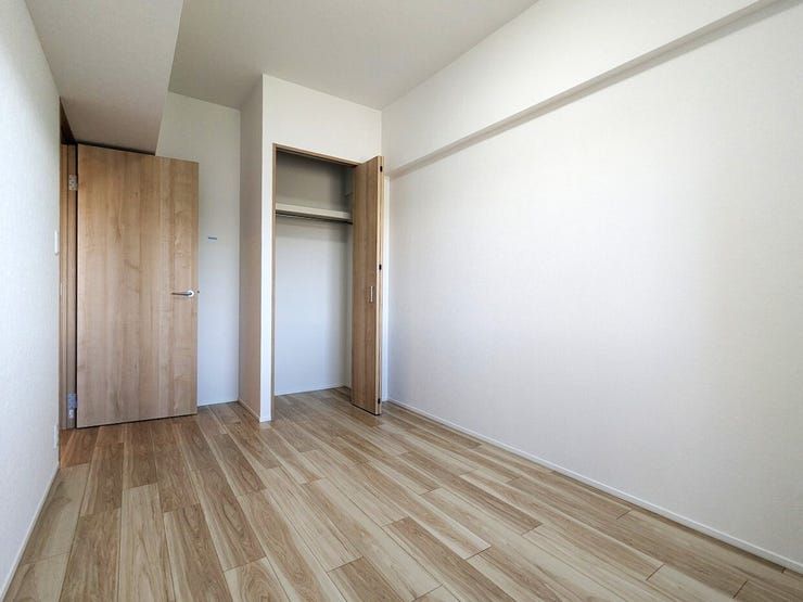 【洋室1】
全居室にクローゼットが設置されているすっきり片づけて広く使えます(^^♪