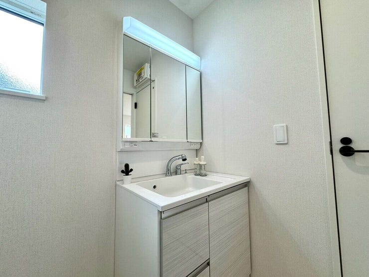 【Washroom】毎朝の準備がスムーズに。広めの洗面台と収納が使いやすい洗面所です。