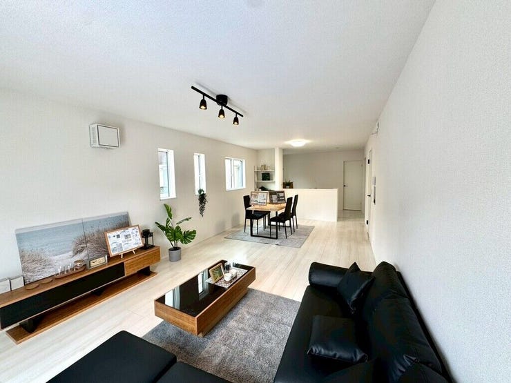 【Living】広々としたリビングは、大きな窓から自然光が差し込む温かな空間です。