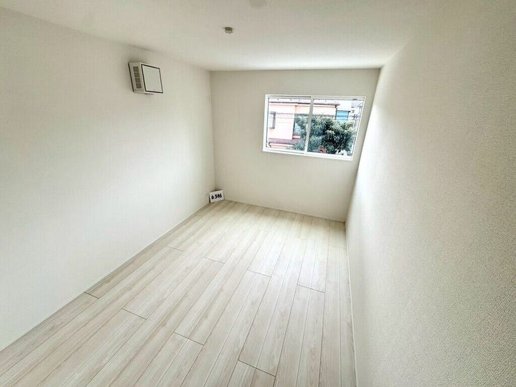 【Bedroom】ナチュラルな内装で、リラックスできる空間。寝室や書斎にも最適です。