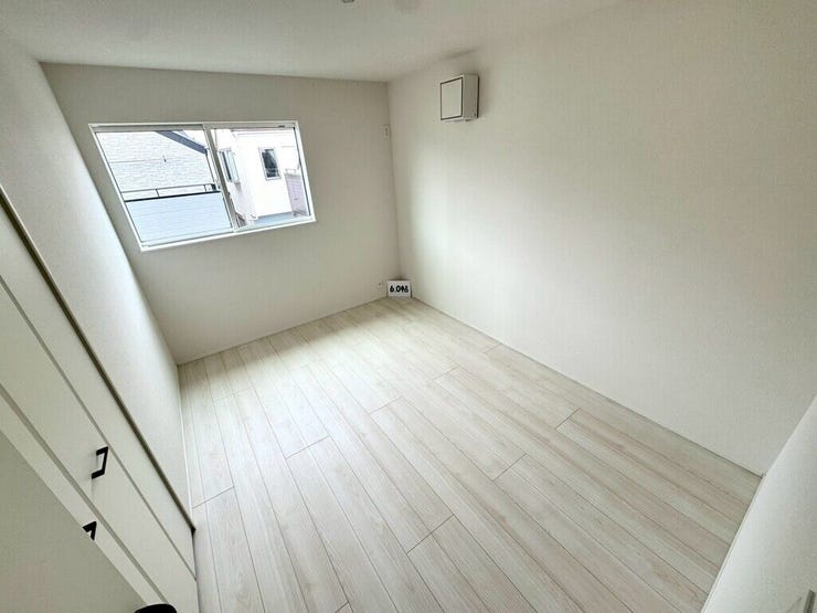 【Bedroom】明るく風通しの良い洋室。新築ならではの清潔感も魅力です。