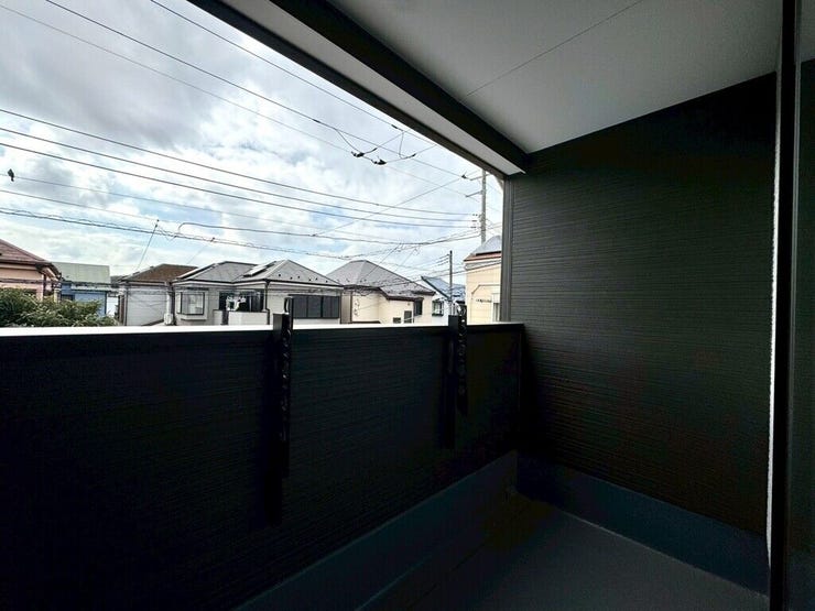 【Balcony】日当たりの良いバルコニーはお洗濯物がしっかり乾きやすく、毎日の家事にも重宝します。