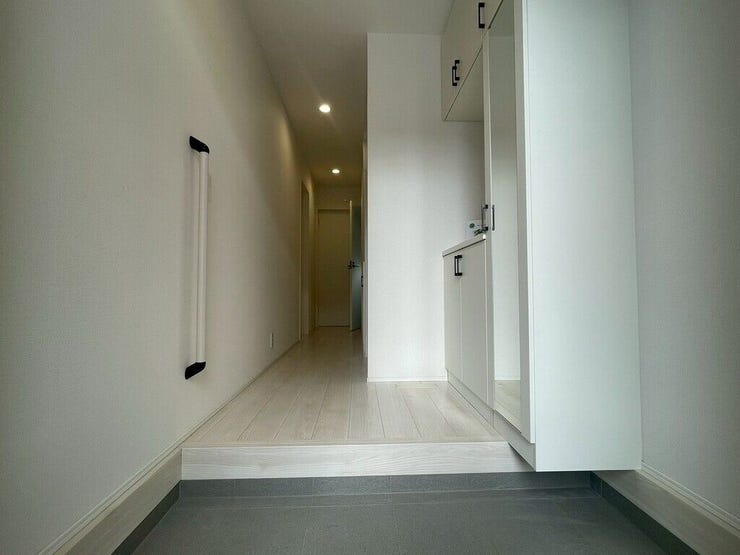 【Entrance】シューズボックス完備の玄関で、靴や小物もスッキリ収納できます。