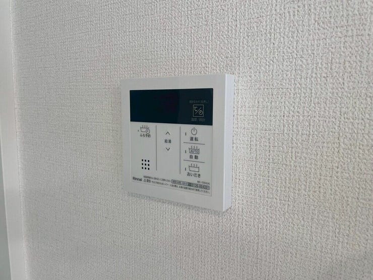 【Facilities】お湯の温度調整がラクな給湯器リモコン付き。追い焚き操作も簡単です。