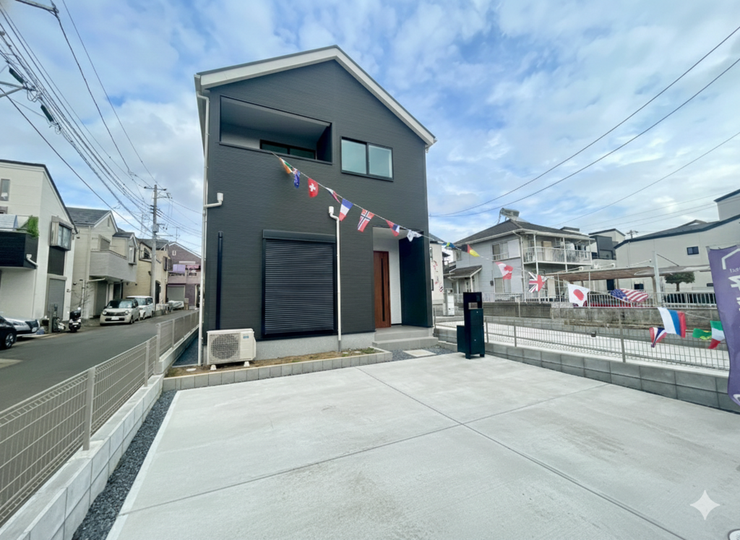 【Exterior】駐車スペースは2台分確保。車を複数所有するご家庭にも安心の設計です。