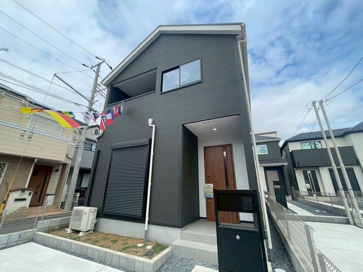 【Exterior】スタイリッシュな外観。周囲に調和する落ち着いた佇まいが魅力です。