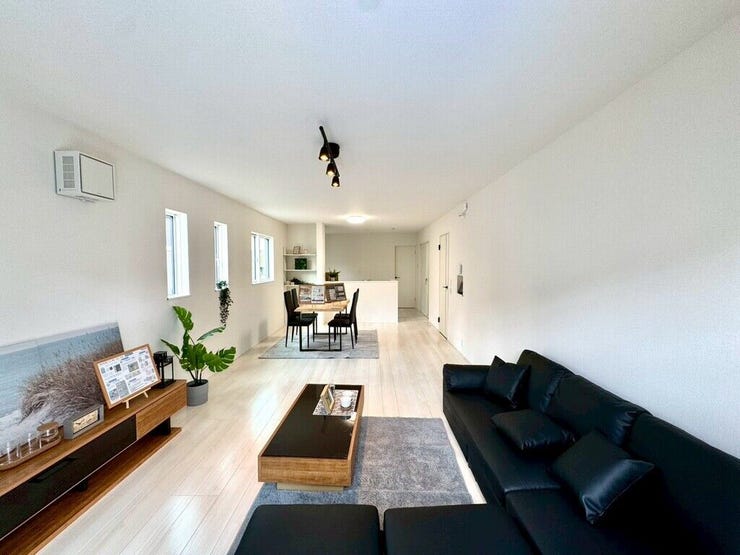 【Living】家族が集まりやすい場所で、くつろぎと会話が自然に生まれます。