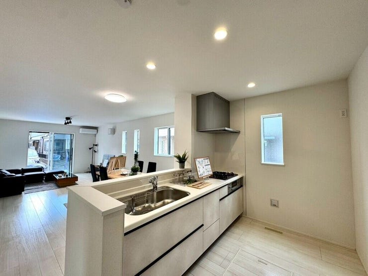 【kitchen】効率よく使える広々キッチン。収納力も高く、料理の時間がスムーズに。